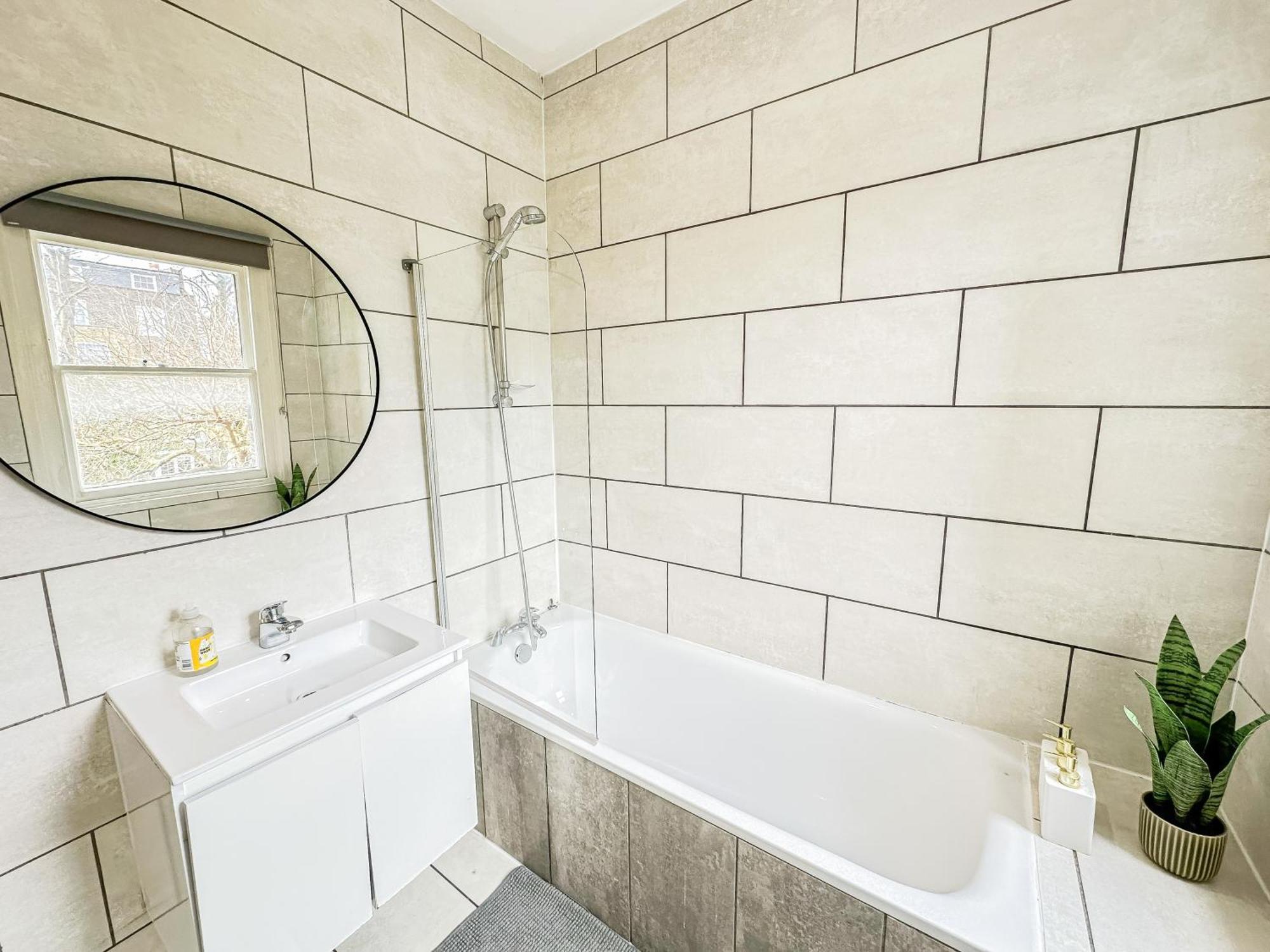 Stylish 2-bedroom Near Abbey Road, Maida Vale Apartment